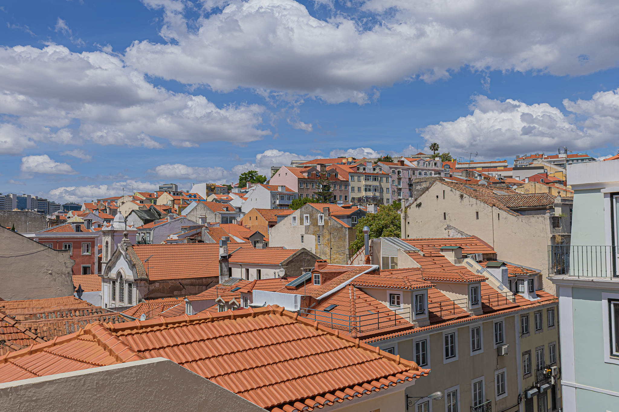 Vista sobre os telhados históricos de Lisboa