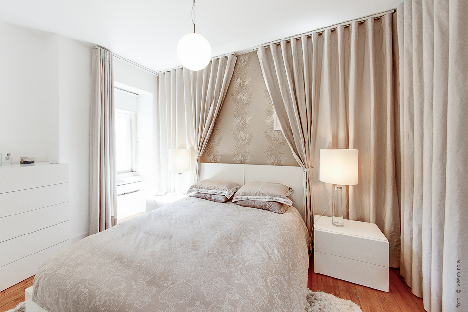 Quarto com decoração cuidada e luz natural